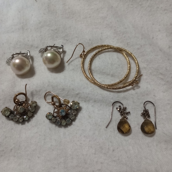 - Four pairs of vintage pierced earrings, good quality (E017) - Picture 1 of 1
